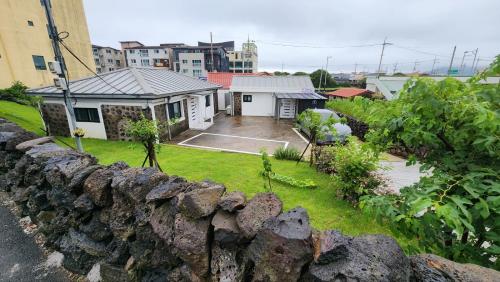 Hospitable House في سيوجويبو: صورة جوية لمنزل ذي جدار حجري