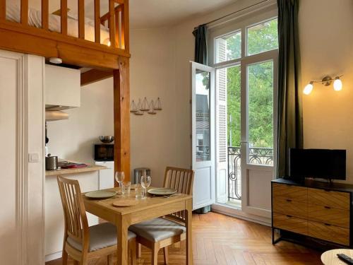 une cuisine et une salle à manger avec une table et une fenêtre dans l'établissement Gare - Le Saint Dominique, à Rouen