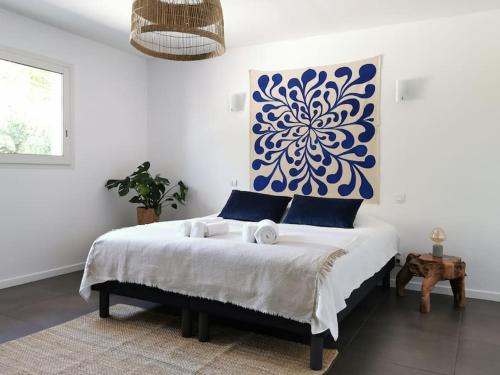 - une chambre avec un lit peint en bleu et blanc dans l'établissement Villa dans parc arboré, à Labenne