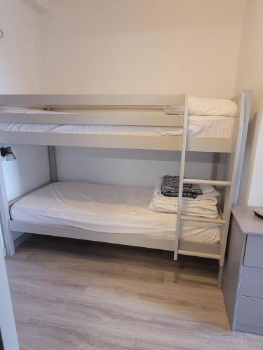 une chambre avec deux lits superposés dans une pièce dans l'établissement studio résidence du golf et Nivelle, à Ciboure