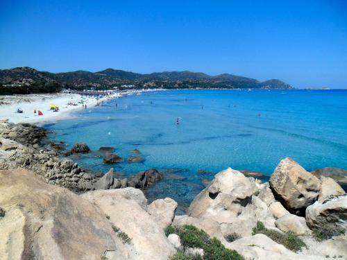 ヴィッラシミーウスにあるVillasimius Villetta indipendenteの水中の人々と岩の浜