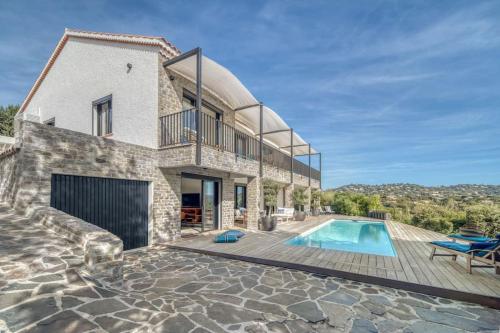 une vue extérieure d'une maison avec piscine dans l'établissement Villa 4 étoiles, 250m2, piscine, parking, vue mer, à La Croix-Valmer