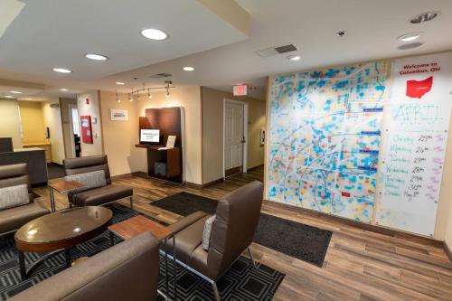 Ruang duduk di TownePlace Suites Columbus Airport Gahanna