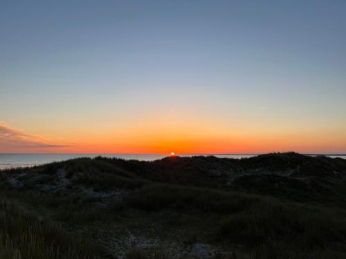 a sunset on the beach with the ocean in the background at Havre de paix à proximité de l'océan in Plonéour-Lanvern