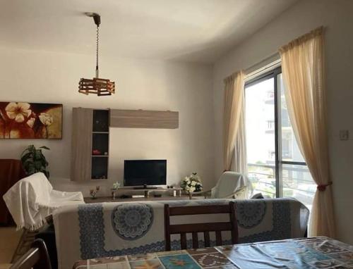 Televisyen dan/atau pusat hiburan di Peak A1 Entire Apartment in St Paul's Bay