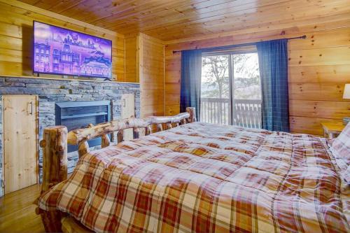 セバービルにあるMountain Views-Hottub-Parking-WiFi-Parking-BBQのベッドルーム(ベッド1台、暖炉、テレビ付)