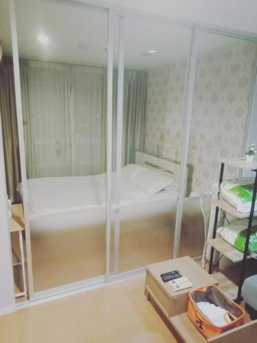 a small room with a bed in a room at Studio Seaview Jomtien floor12 23sqm in Jomtien Beach