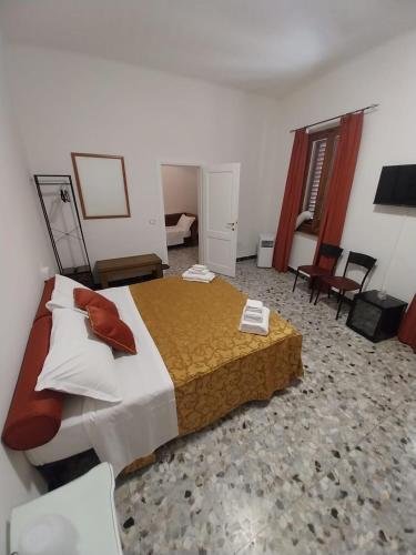 a bedroom with a large bed in a room at Hotel Montreal in Florence