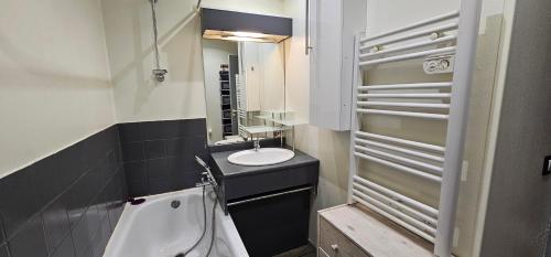 Koupelna v ubytování Petite Villa 4-6 personnes belles terrasses, piscine, plages