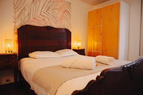 Un dormitorio con una cama grande con dos almohadas. en Rouen - La Maison Star Wars - Marvel, en Rouen