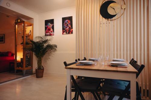 - une salle à manger avec une table et des chaises dans l'établissement Rouen - La Maison Star Wars - Marvel, à Rouen