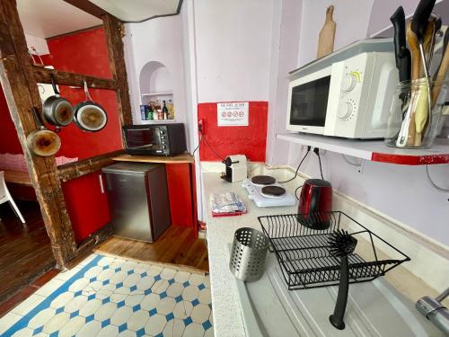 une petite cuisine avec un comptoir et un micro-ondes dans l'établissement Cathédrale spacieux appartement, à Strasbourg