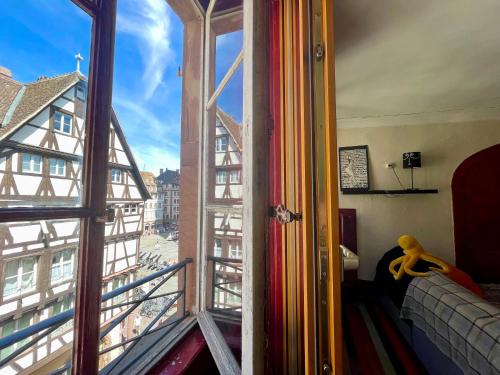 Cette chambre dispose d'une fenêtre offrant une vue sur un bâtiment. dans l'établissement Cathédrale spacieux appartement, à Strasbourg