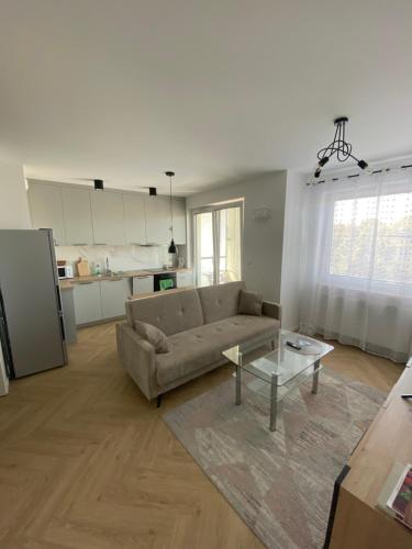 a living room with a couch and a table at Apartament Czartoryskich House z miejscem postojowym w garażu podziemnym in Puławy