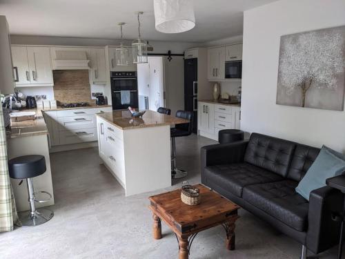 Η κουζίνα ή μικρή κουζίνα στο Coastal Family Retreat Donaghadee