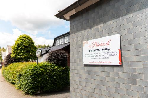 a sign on the side of a building at a Bäckesch 15 in Nettersheim
