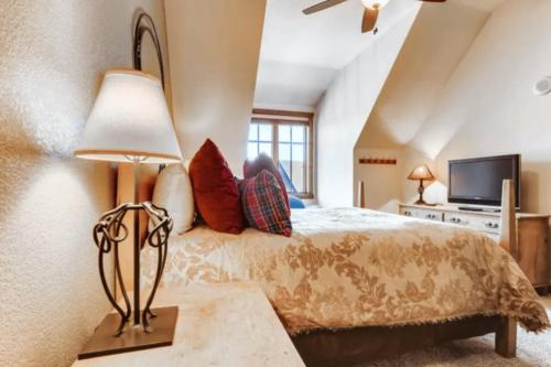 A bed or beds in a room at Downtown Breckenridge 2 Bedroom Condo - Steps To Lifts And Main Street