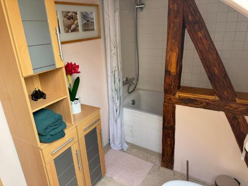 Bilik mandi di Ferienwohnung Gästewohnung mit privater Dachterrasse zentrumsnahe Lage