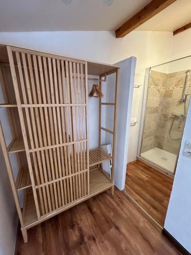 Cette chambre dispose d'une douche et d'un dressing. dans l'établissement Le Petit Georges - Appartement chaleureux et familial de 85m2 - 6 pers, à Villard-de-Lans