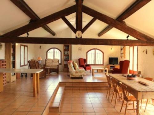 un grand salon avec une table et des chaises dans l'établissement Constantia on the Canal du Midi, à Ginestas