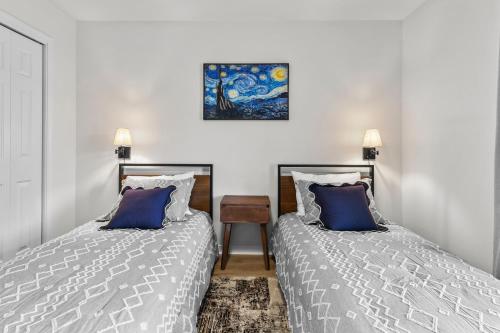 two beds sitting next to each other in a bedroom at The Cozy Spot in Brandon