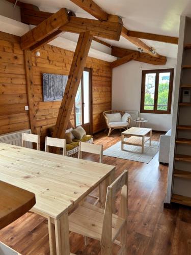 une salle à manger avec une table et des chaises dans l'établissement Le Petit Georges - Appartement chaleureux et familial de 85m2 - 6 pers, à Villard-de-Lans
