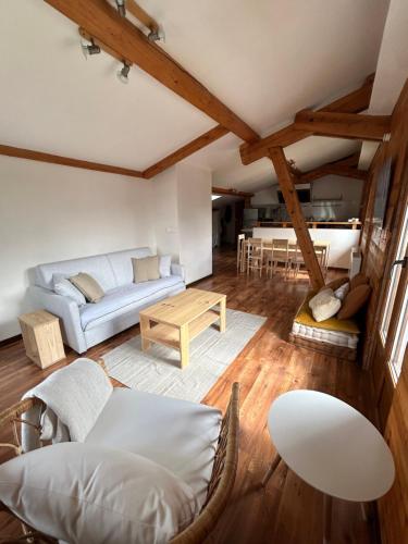 un salon avec un canapé et une table dans l'établissement Le Petit Georges - Appartement chaleureux et familial de 85m2 - 6 pers, à Villard-de-Lans