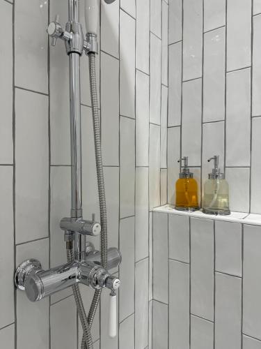 une douche avec un tuyau dans une salle de bain dans l'établissement Studio centre ville la Toscane, à LʼIsle-sur-la-Sorgue