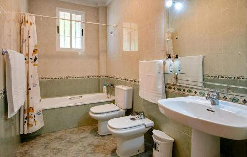 Un baño con un lavabo y un inodoro y un lavabo. en Villa Bendición - Subbética Cordobesa, en Doña Mencía