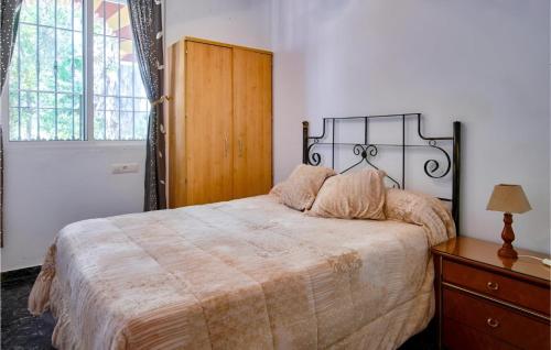 Un dormitorio con una cama grande y un armario de madera. en Villa Bendición - Subbética Cordobesa, en Doña Mencía