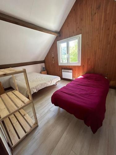 une petite chambre avec un lit et une fenêtre dans l'établissement Chalet de montagnes, à Campan