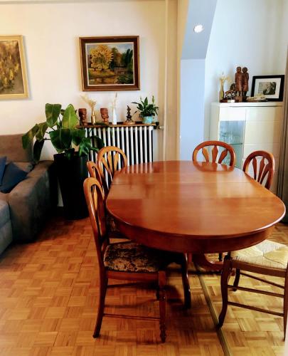une table et des chaises en bois dans un salon dans l'établissement Chelles - Paris - Disneyland Marne la vallée, à Chelles
