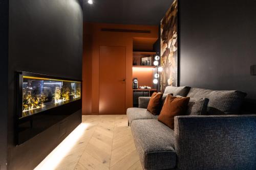 a living room with a couch and a fish tank at Phi Hotel Piajo in Nembro