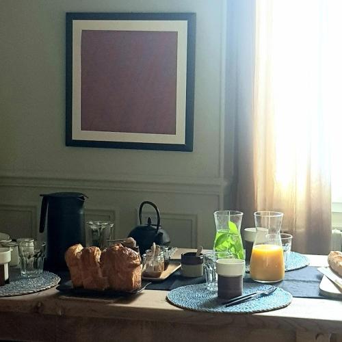 une table avec des aliments et des boissons pour le petit-déjeuner dans l'établissement la maison haute, à Toucy