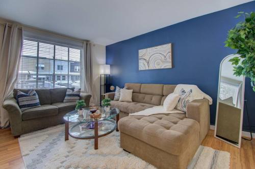 Foto dalla galleria di Book Now! 8-Min to Metro - King Bed- Old Town Central Retreat - Floyd's Freedom - a Alexandria