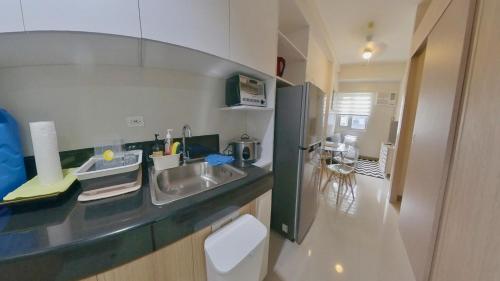 Eldhús eða eldhúskrókur á Urban Oasis 2BR Condo with Multiple Pools at SMDC Charm Residences