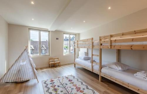 - une chambre avec 2 lits superposés et un escalier dans l'établissement Le Puits de Lumière, à Honfleur