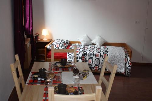 a living room with a table and a bed at San Severo in Venice
