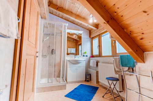 łazienka z prysznicem i umywalką w obiekcie Residence Villa Toni w mieście San Vigilio di Marebbe