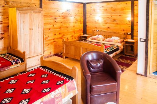 Postel nebo postele na pokoji v ubytování Etno Guest House Gorski car