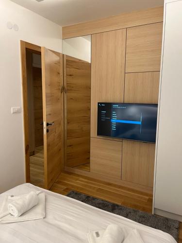Ένα ή περισσότερα κρεβάτια σε δωμάτιο στο Apartman 404 Zlatni javor