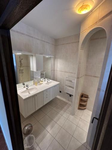 ヴィルヌーヴ・ド・ベルグにあるChambres d'hotes Belle Etoile Ardècheの白い洗面台と鏡のあるバスルーム