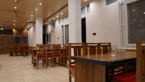 Restaurace v ubytování Maulyar Forest Resort