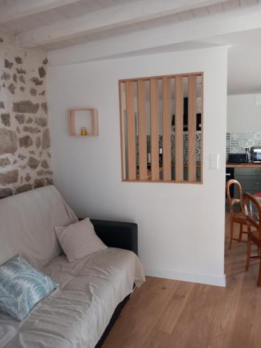 un salon avec un canapé et une table dans l'établissement Gite la Tourterelle en Auvergne, à Champs