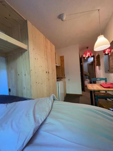 une chambre avec un lit et une cuisine avec une table dans l'établissement Studio 1 personne Hedi 4, à Megève