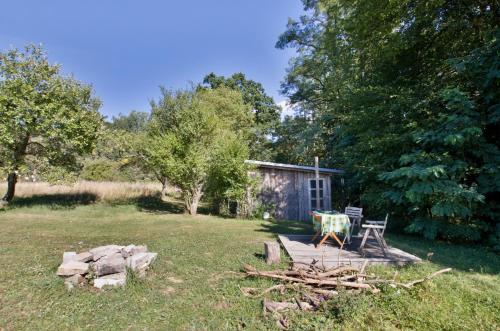 a table and chairs in a yard with a cabin at Na samotě U Včelína in Lančov