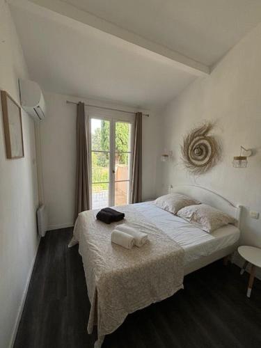 une chambre avec un lit avec deux serviettes dessus dans l'établissement Les Restanques Maison de la pinède 2 chambres, à Grimaud