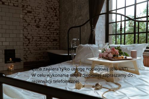 a table with a tray of food on a bed at design LOFT 22 in Warsaw