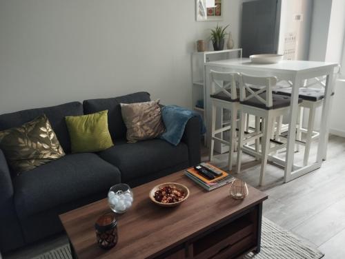 un salon avec un canapé et une table dans l'établissement La Cité du 56, à Dijon