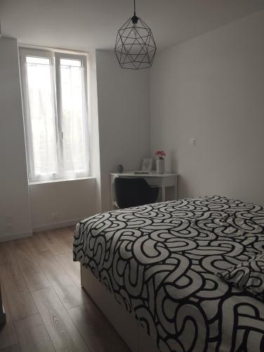 une chambre blanche avec un lit et une fenêtre dans l'établissement La Cité du 56, à Dijon